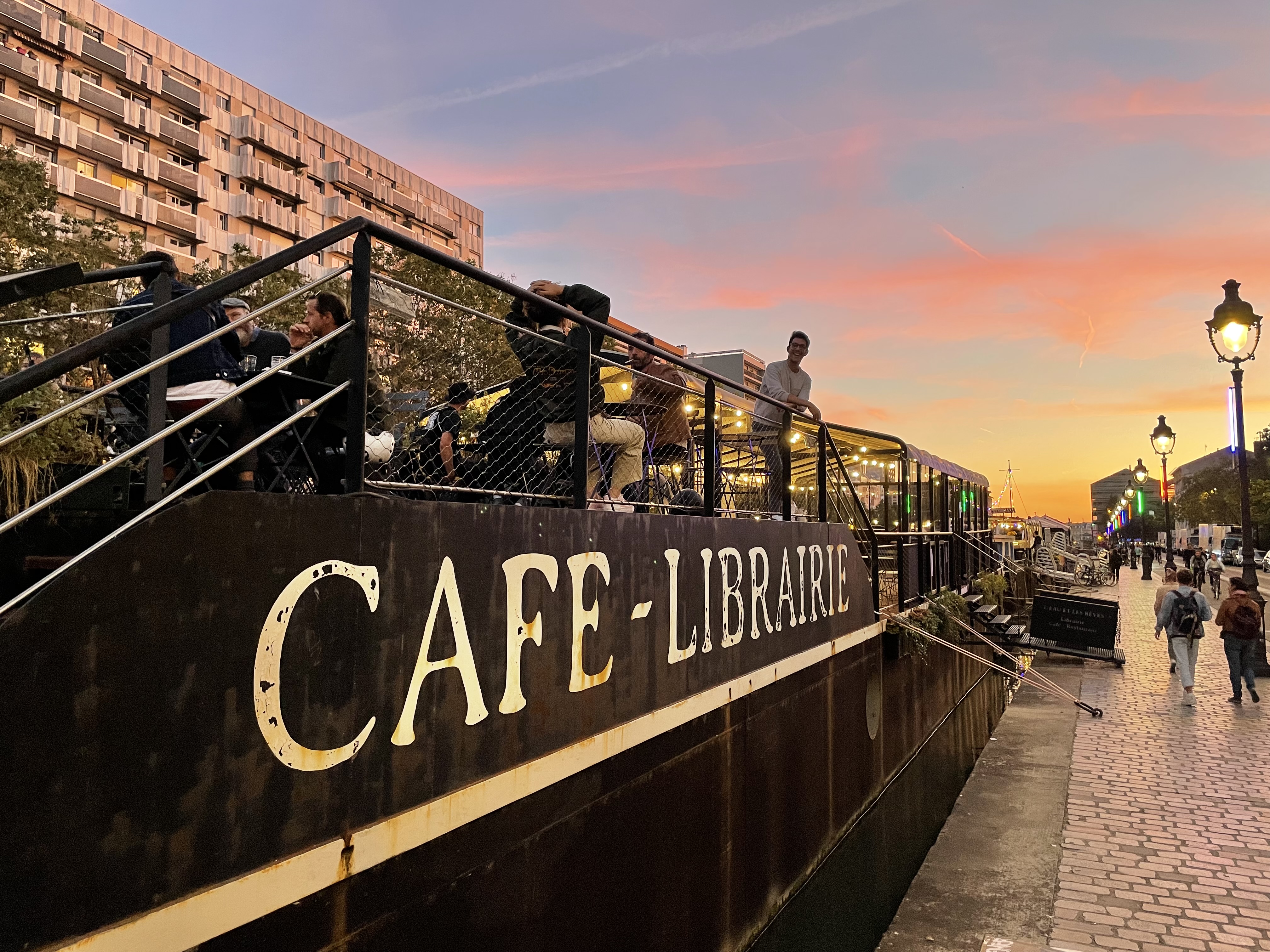 Péniche Café Librairie Paris