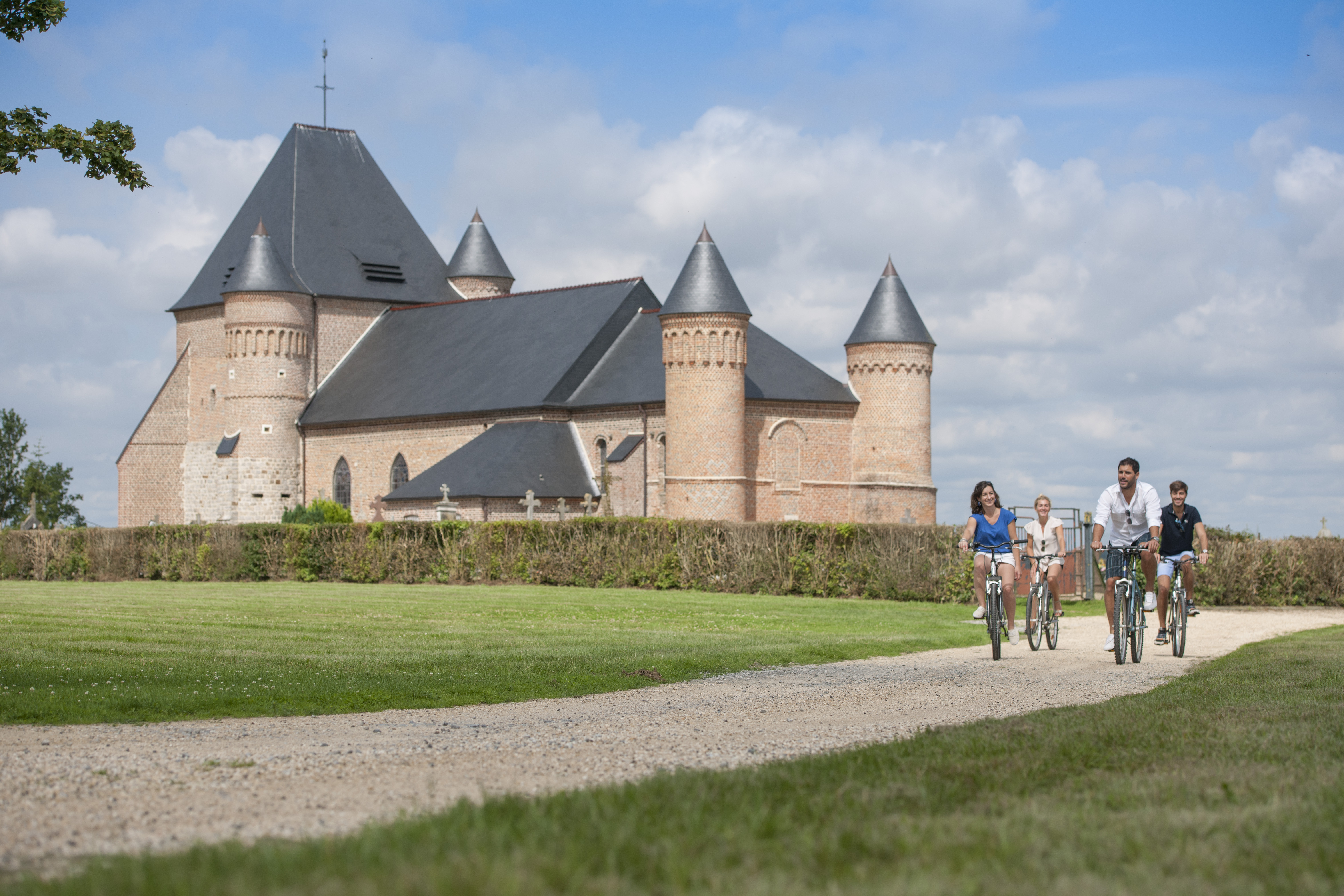 Flavigny Le grand l'église fortifiée et la voie verte