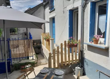 La cour et l'entrée du gîte " la maison d'à côté"