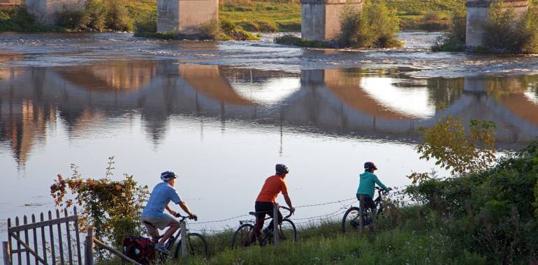 Velo au bord deals de la loire