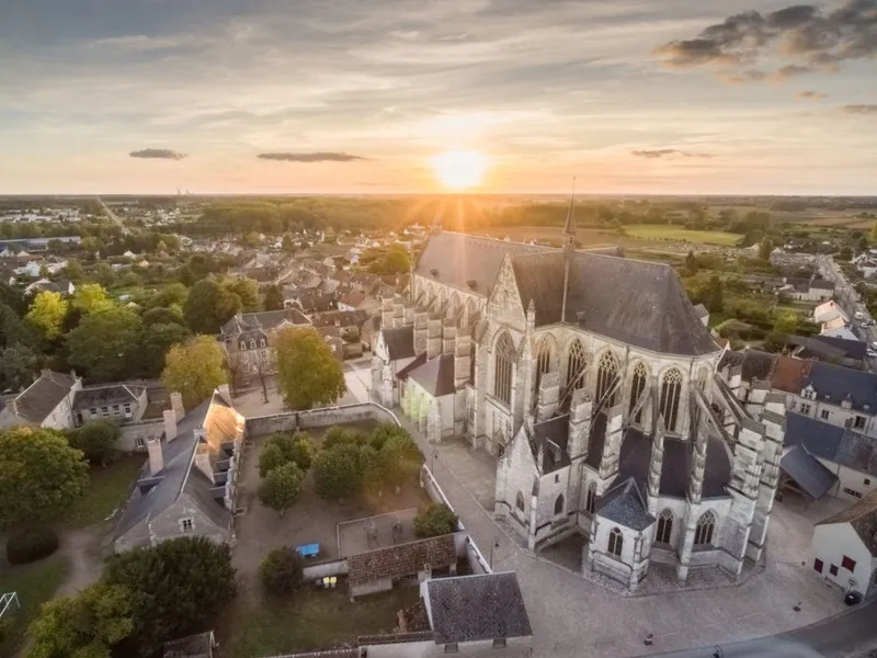 Basilique de Cléry au crépuscule