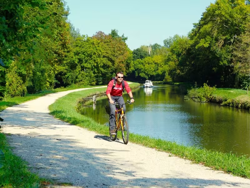 Cycliste sur le canal du Loing