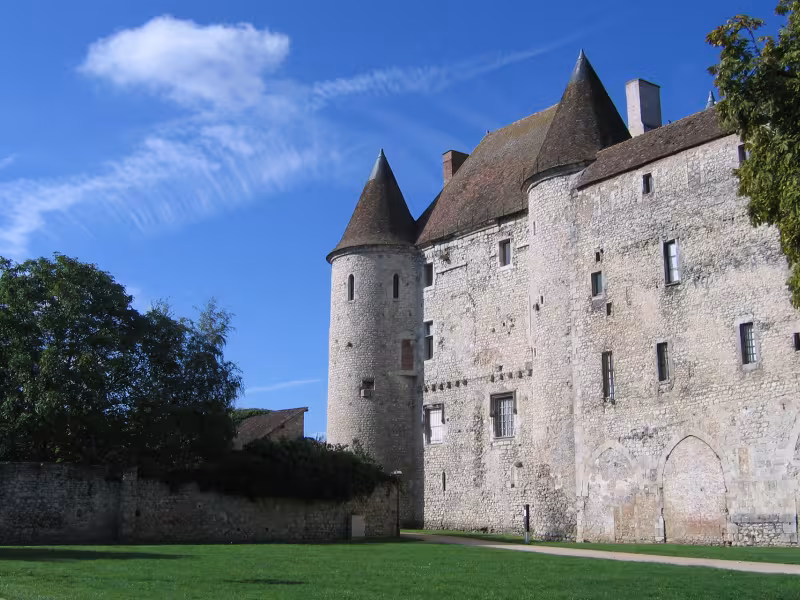 Façade ensoleillée du château musée de Nemours