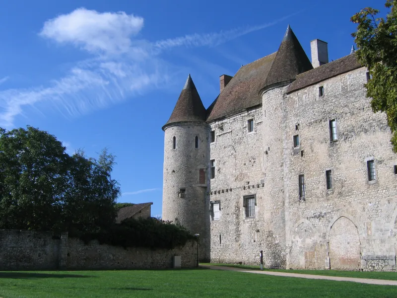 Façade ensoleillée du château musée de Nemours
