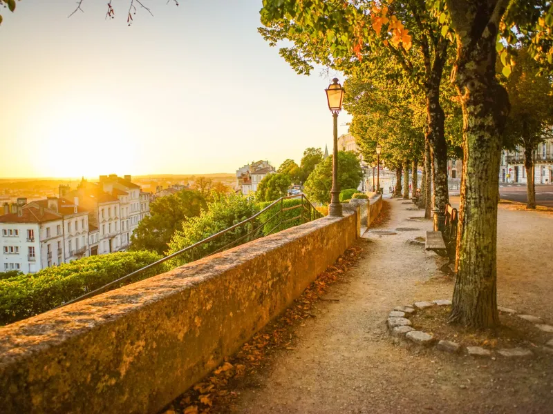 Dans les rues d'Angoulême à la tombée de la journée