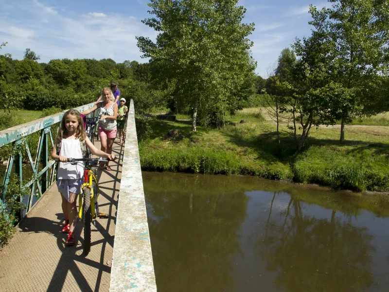 Cyclistes sur une passerelle