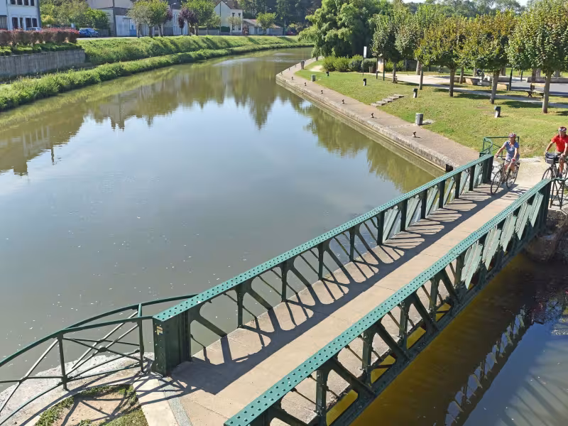 Passerelle d'Ouzouer sur Trezee