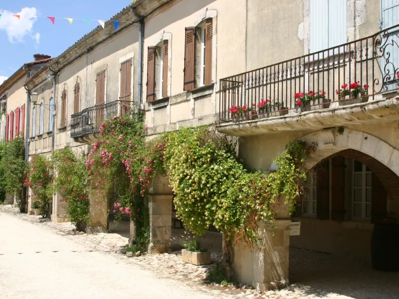 Arches de la place royale à Labastide d'Armagnac