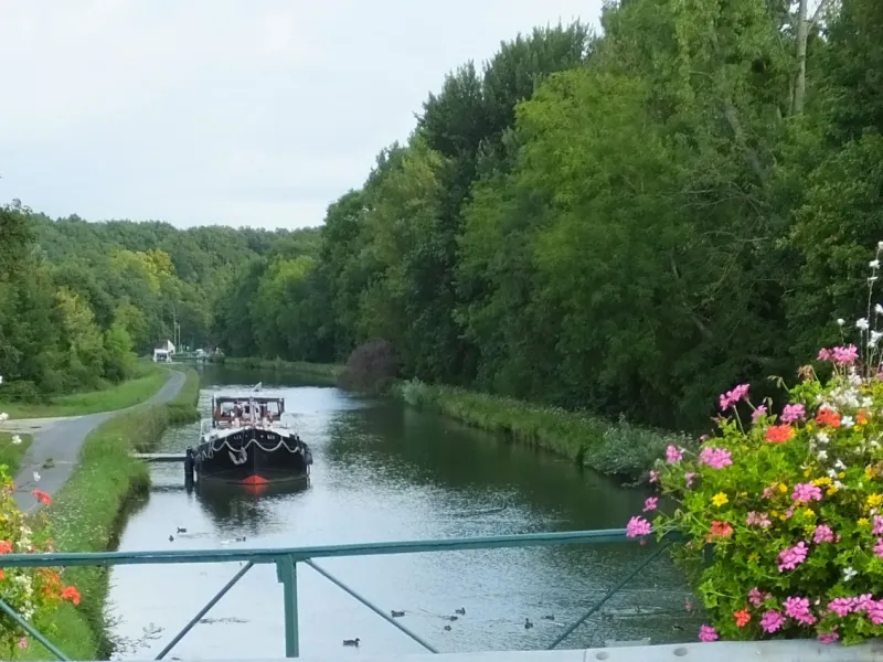 Pont de Nargis et tourisme fluvial (Loiret)