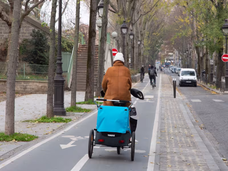 Vélo et remorque dans Paris