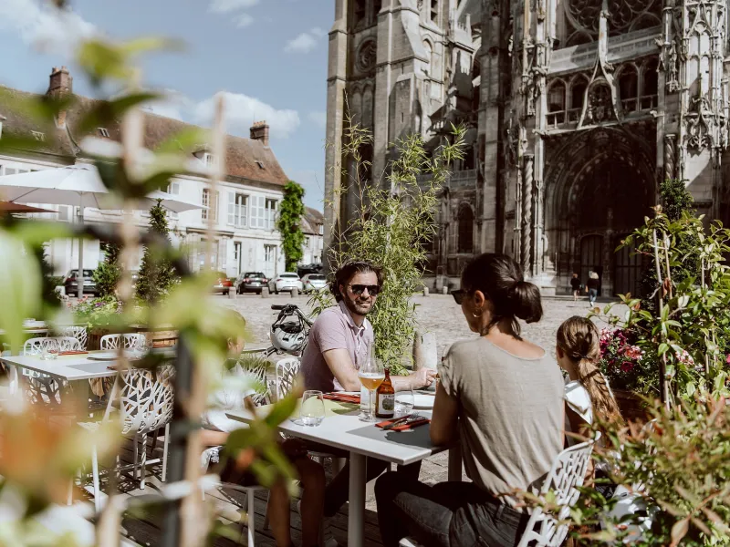 Pause café à côté de la cathédrale de Senlis