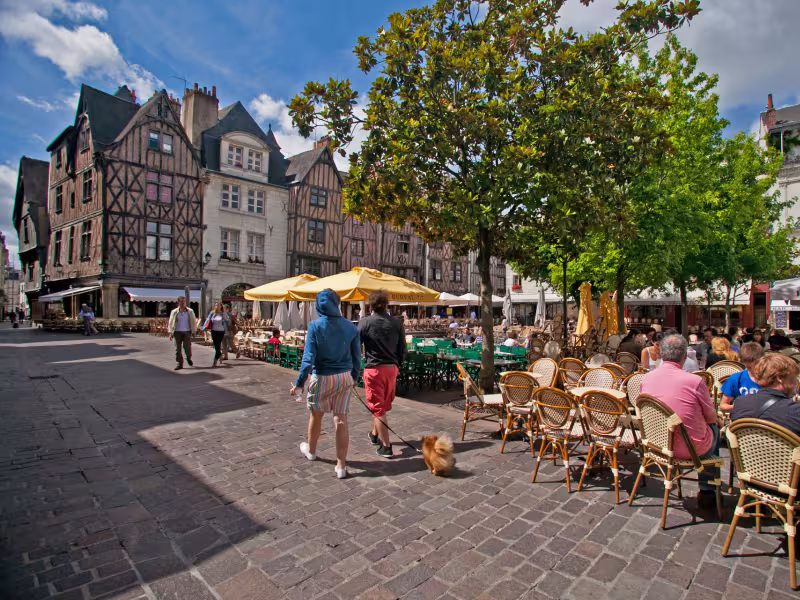 Terrasses de café sur la place Plumereau, à Tours