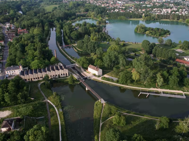 Vue aérienne des trois canaux à Buges (Loiret)