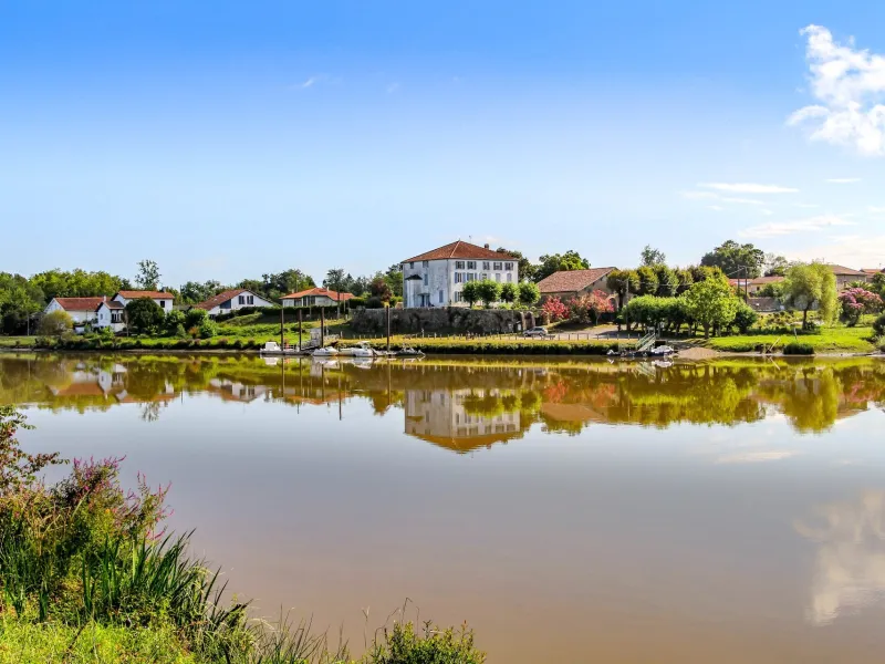 Vue sur le port de Lanne