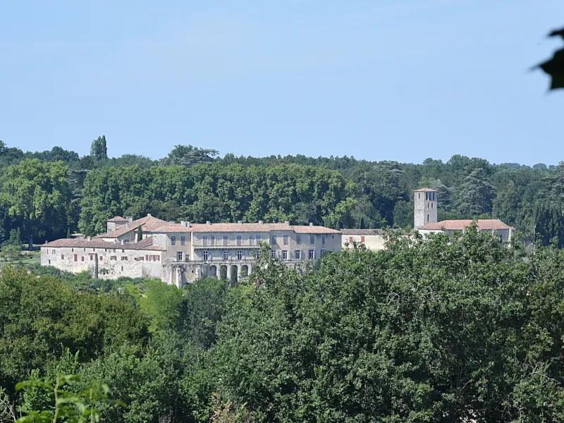 Village de Poudenas dans son écrin de verdure