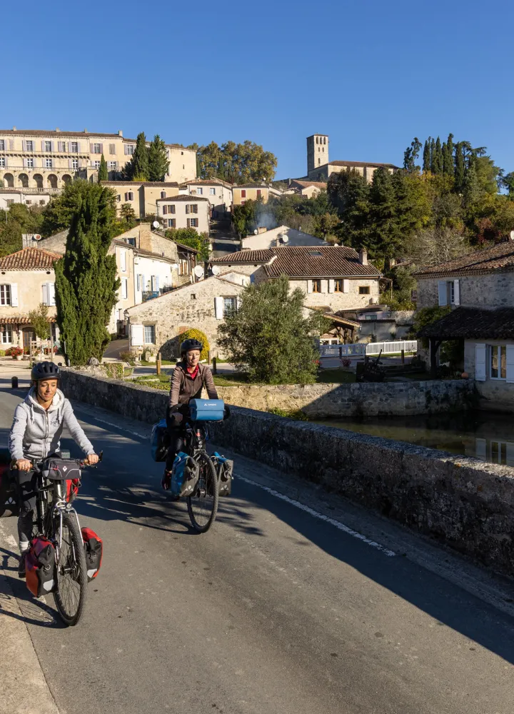 Deux cyclistes à Poudenas