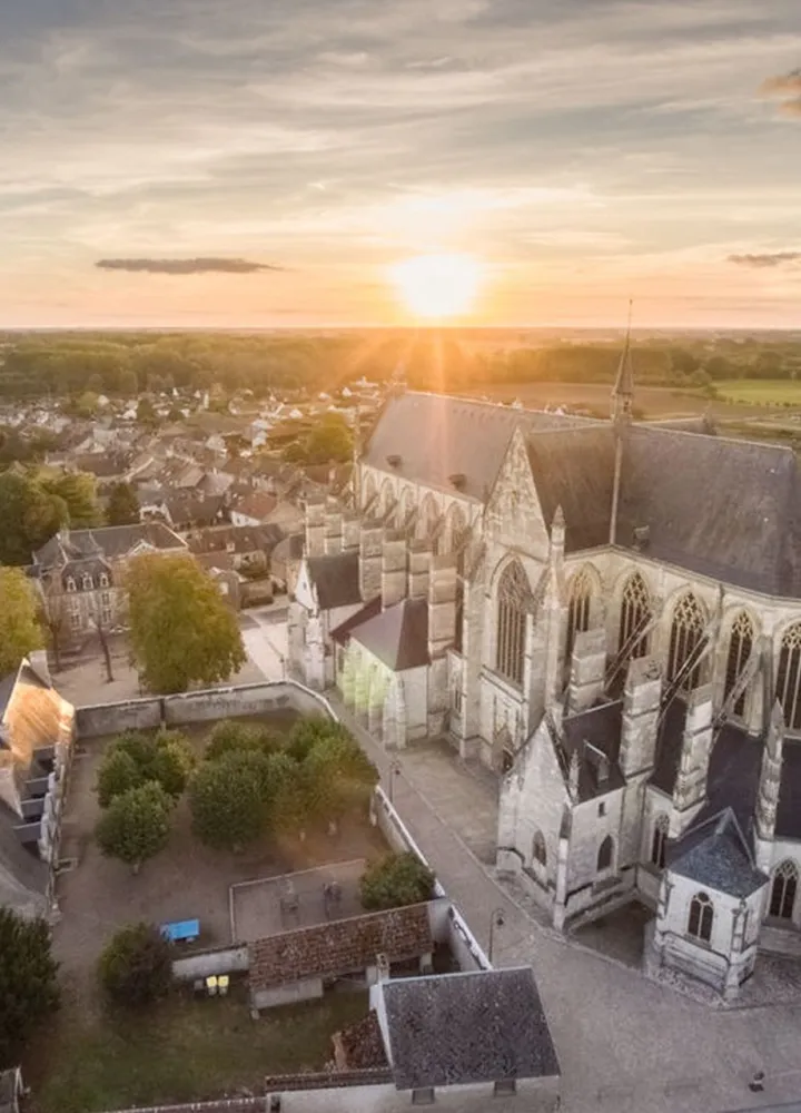 Basilique de Cléry au crépuscule