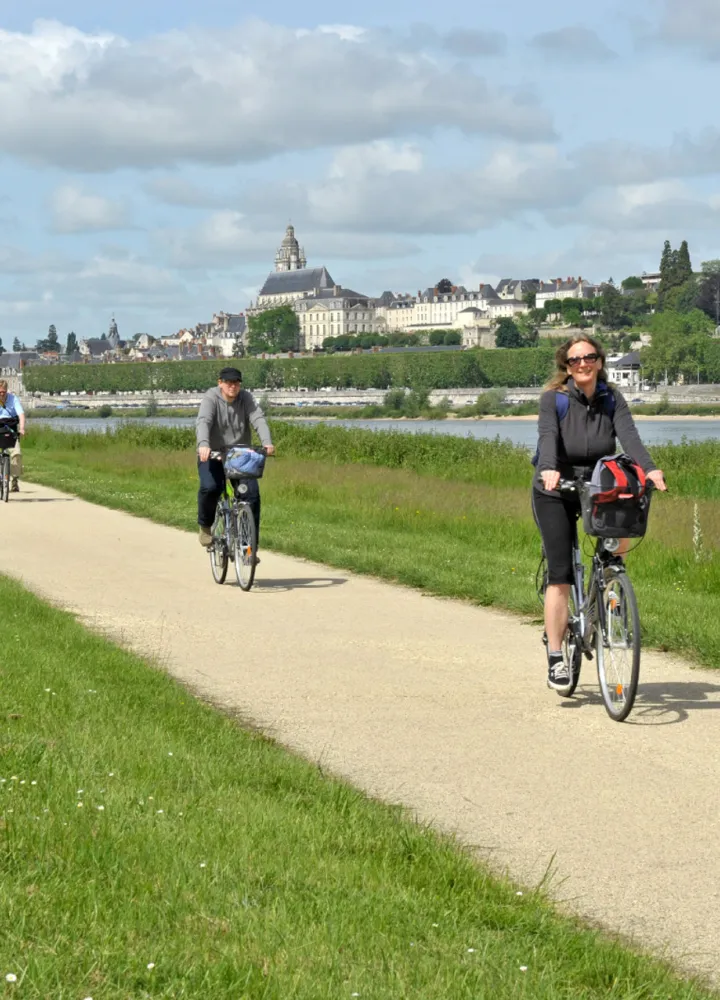 Cyclistes sur la voie verte en bord de Loire à Blois