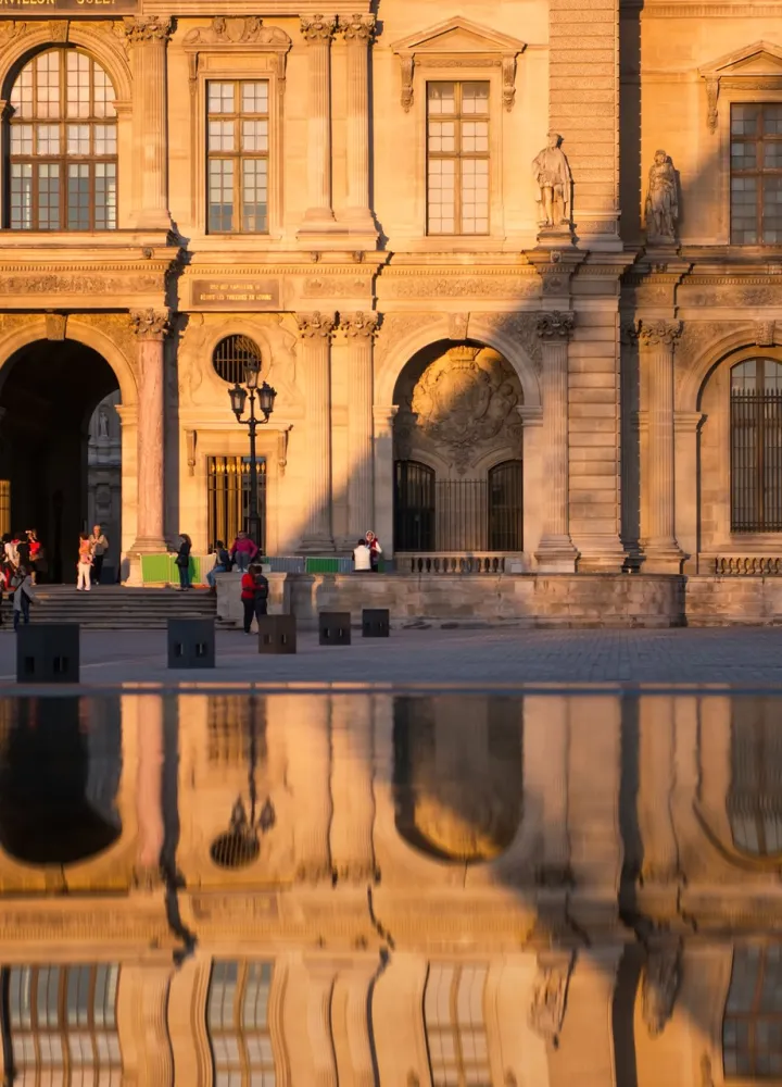 L'ombre de sa pyramide sur la façade du Louvre