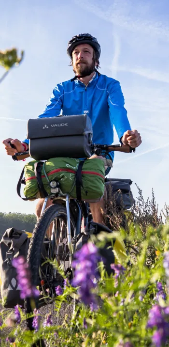Randonneur à vélo du côté de Pont L'Evêque
