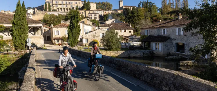 Deux cyclistes à Poudenas