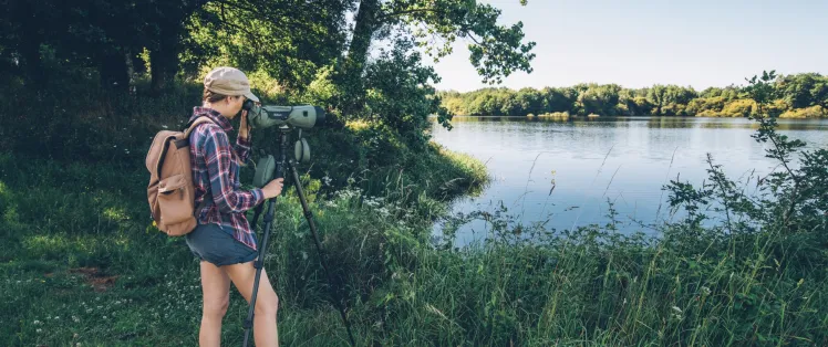 Randonneuse au bord d'un lac de Haute Charente