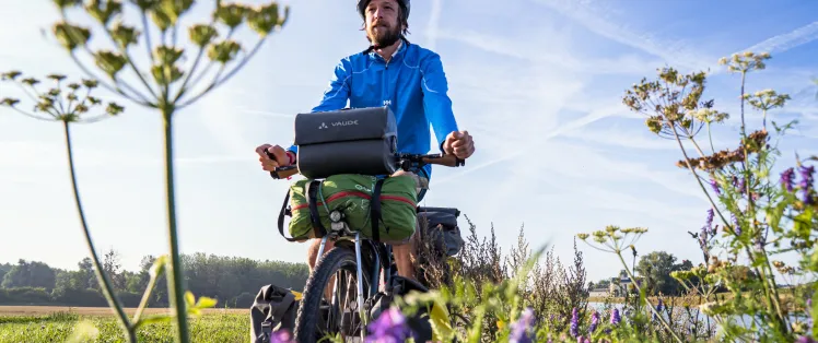 Randonneur à vélo du côté de Pont L'Evêque