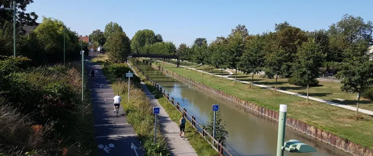 Piste cyclable le long du canal de l'Ourcq