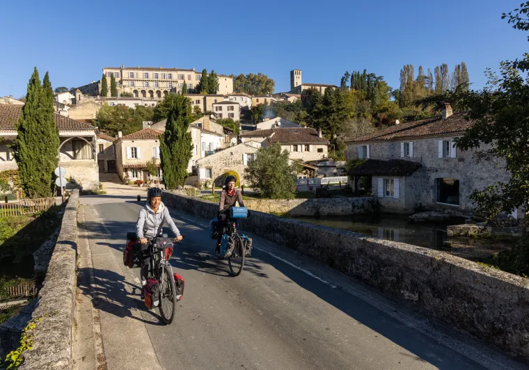 Deux cyclistes à Poudenas