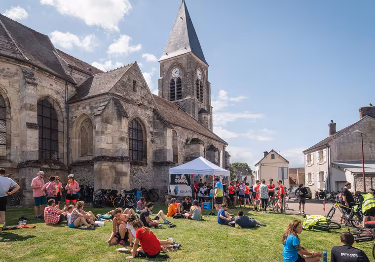 Départ Mad Jacques Vélo Picardie place église