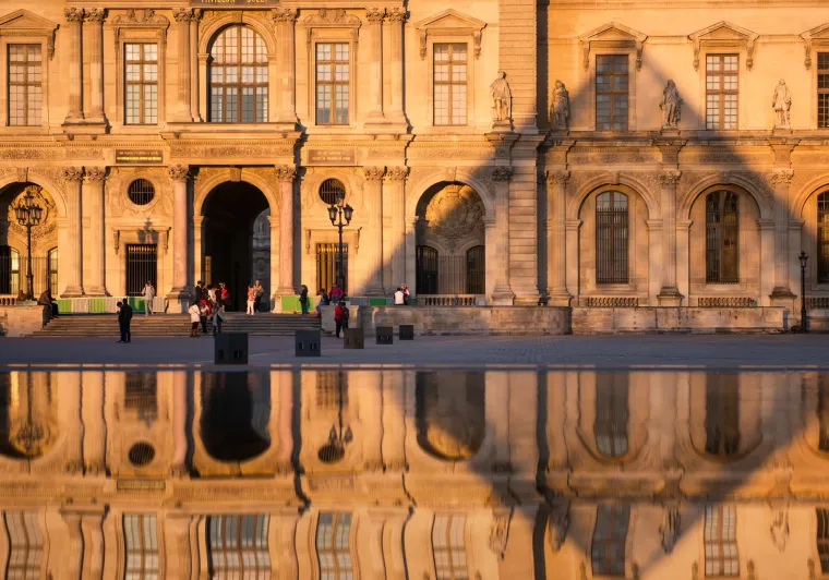 L'ombre de sa pyramide sur la façade du Louvre