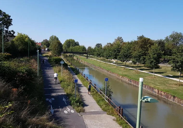Piste cyclable le long du canal de l'Ourcq