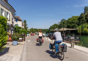 cyclistes village fluvial Scandibérique