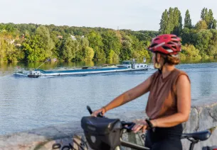 Cycliste long fleuve péniche