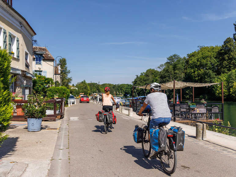 cyclistes village fluvial Scandibérique