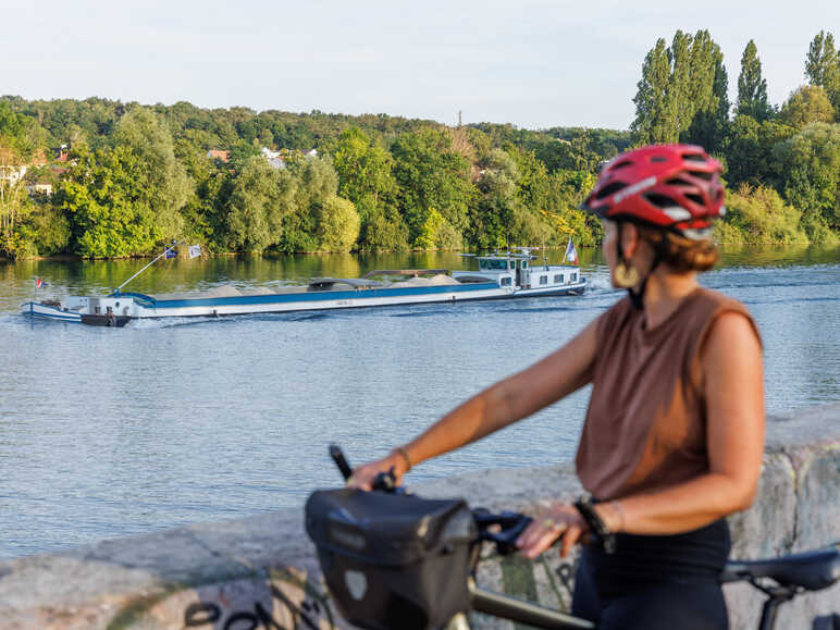 Cycliste long fleuve péniche