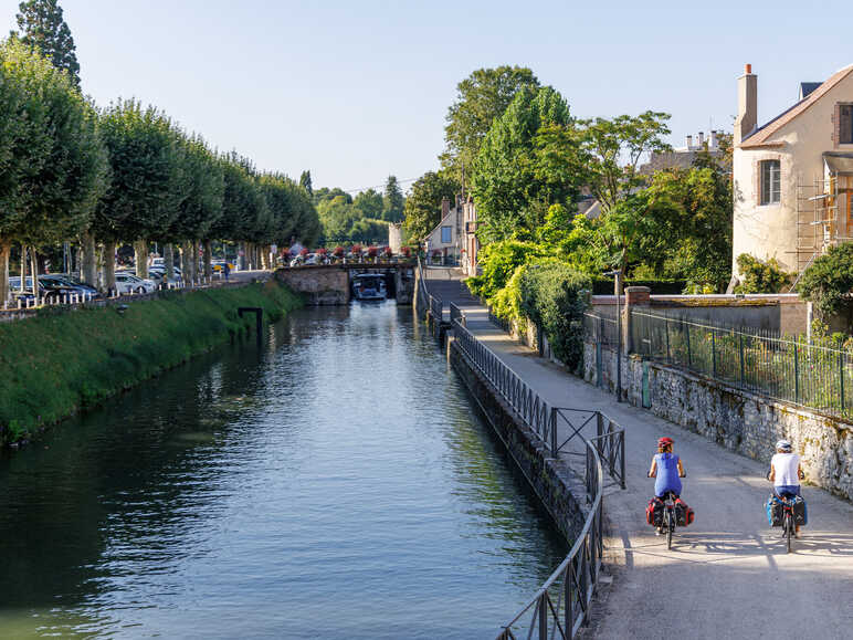 Canal Montargis cyclistes Scandibérique