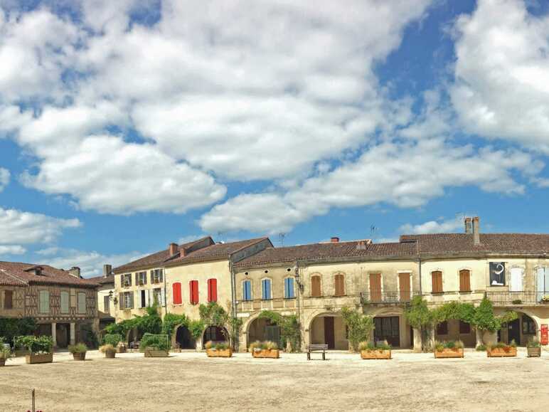 Place royale à Labastide d'Armagnac