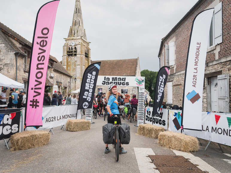 Arrivée cycliste Mad Jacques à vélo Picardie